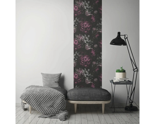 Raumszene mit floral gemusterter Tapete, Bank, Lampe und Dekoration