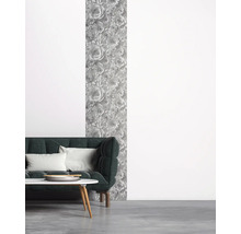 Wohnzimmer mit dunkelgrünem Sofa, Couchtisch und floral gemusterter Tapete