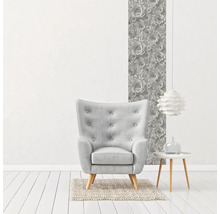 Leseecke mit Sessel, Beistelltisch und Blumentapete