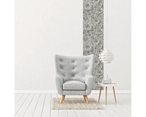 Leseecke mit Sessel, Beistelltisch und Blumentapete