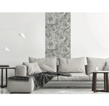 Wohnzimmer mit floraler Tapete, Sofa und Beistelltischen