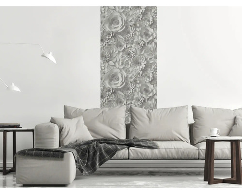 Wohnzimmer mit floraler Tapete, Sofa und Beistelltischen