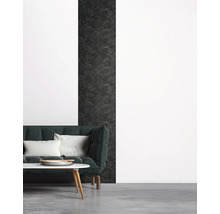 Wohnzimmer mit Sofa, Tisch und Wandgestaltung