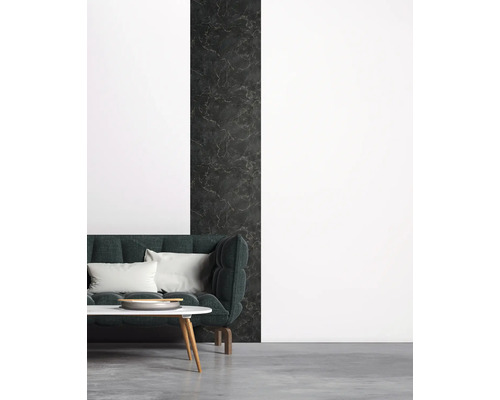 Wohnzimmer mit Sofa, Tisch und Wandgestaltung