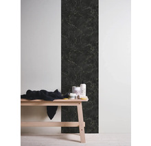 Dekorative Wandgestaltung mit Marmor-Optik neben einer Holzbank mit Badutensilien.