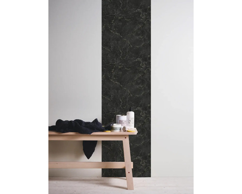 Dekorative Wandgestaltung mit Marmor-Optik neben einer Holzbank mit Badutensilien.