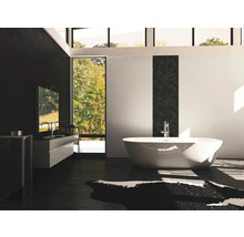 Modernes Badezimmer mit freistehender Badewanne, Waschtisch und großem Fenster.