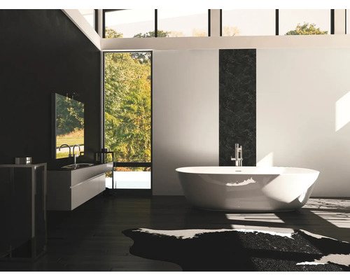 Modernes Badezimmer mit freistehender Badewanne, Waschtisch und großem Fenster.