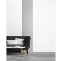 Wohnzimmer mit Sofa, Kissen und Tisch