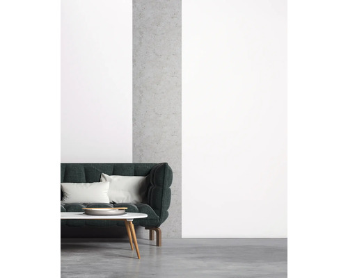 Wohnzimmer mit Sofa, Kissen und Tisch