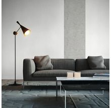 Wohnzimmer mit Sofa, Stehlampe und Couchtisch