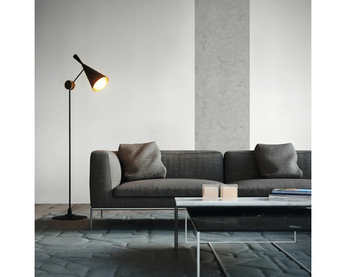 Wohnzimmer mit Sofa, Stehlampe und Couchtisch