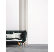 Wohnzimmer mit Sofa, Couchtisch und gestreifter Wand