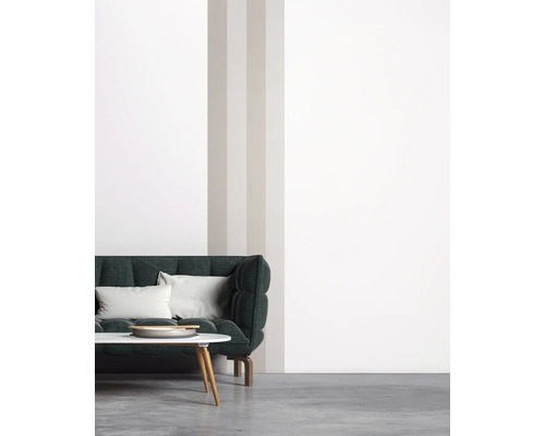 Wohnzimmer mit Sofa, Couchtisch und gestreifter Wand
