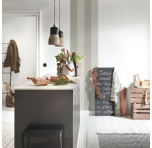 Küchenszene mit Küchenutensilien, Kräutern, Hängelampen und Kreidetafel
