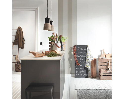 Küchenszene mit Küchenutensilien, Kräutern, Hängelampen und Kreidetafel