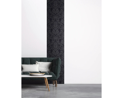 Salon avec papier peint à motifs foncés et canapé