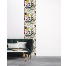 Wohnraum mit floral gemusterter Tapete, Sofa und Tisch