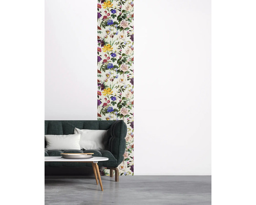 Wohnraum mit floral gemusterter Tapete, Sofa und Tisch