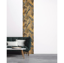 Einrichtungsbeispiel mit einer gemusterten Tapete mit Pflanzenmotiven hinter einem Sofa.