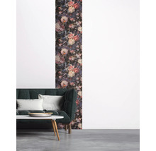 Wohnzimmer mit floraler Tapete, Sofa und Tisch