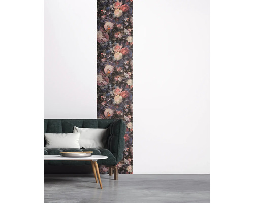 Wohnzimmer mit floraler Tapete, Sofa und Tisch