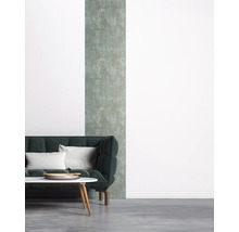 Wohnzimmer mit Sofa, Tisch und dekorativer Wandgestaltung