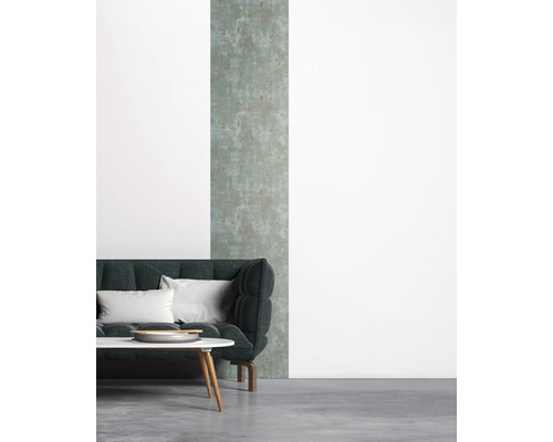 Wohnzimmer mit Sofa, Tisch und dekorativer Wandgestaltung