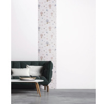 Wohnzimmer mit Tapete mit Heißluftballonmuster, Sofa und Tisch