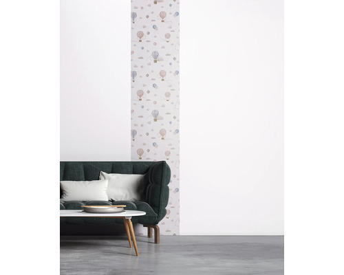 Wohnzimmer mit Tapete mit Heißluftballonmuster, Sofa und Tisch