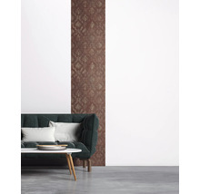 Wohnzimmer mit gemusterter Tapete, Sofa und Tisch