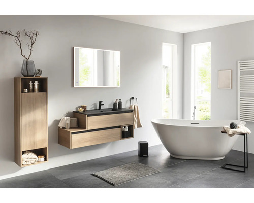 Salle de bain moderne avec lavabo, miroir, baignoire et armoire haute pour une ambiance élégante