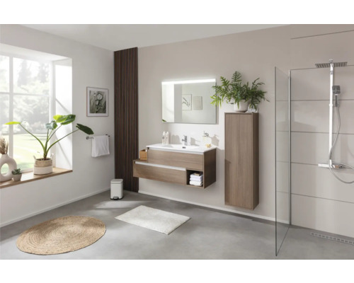 Modernes Badezimmer mit Waschtisch, Spiegel, Duschkabine und Holzelementen