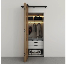 Armoire ouverte avec système de porte coulissante, vêtements et solutions de rangement