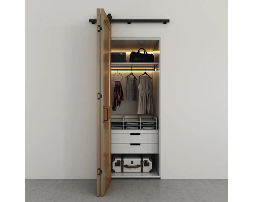 Armoire ouverte avec système de porte coulissante, vêtements et solutions de rangement