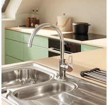 Küchenspüle mit Armatur in einer hellen Küche.