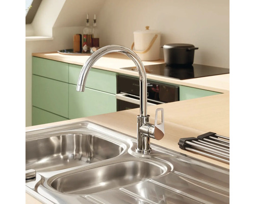 Küchenspüle mit Armatur in einer hellen Küche.