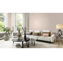 Heller Wohnraum mit Sofa, Couchtischen und Dekoration