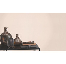 Dekorative Glasvasen und Notizbücher auf einem Tisch