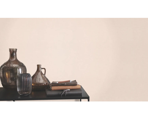 Dekorative Glasvasen und Notizbücher auf einem Tisch