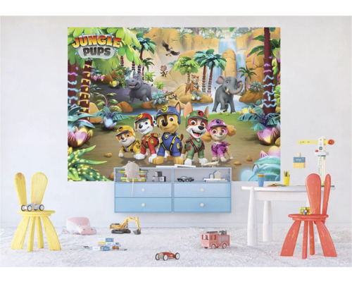 Kinderzimmer mit Jungle Pups Wandbild, Spielzeug und Möbeln.