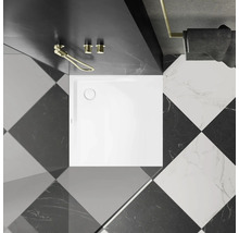 Receveur de douche carré dans une salle de bains avec carrelage en damier
