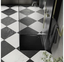 Salle de bains avec carrelage en damier et receveur de douche sombre