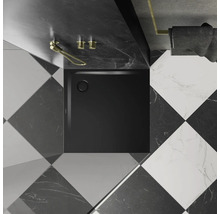 Receveur de douche noir dans une salle de bains avec carrelage en damier