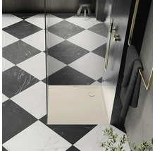 Salle de bains avec receveur de douche, serviette et carrelage en damier
