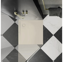 Receveur de douche carré avec robinetterie et porte-serviettes dans la salle de bain