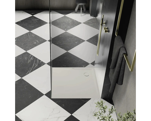 Salle de bain avec receveur de douche, paroi de douche et carrelage à damier