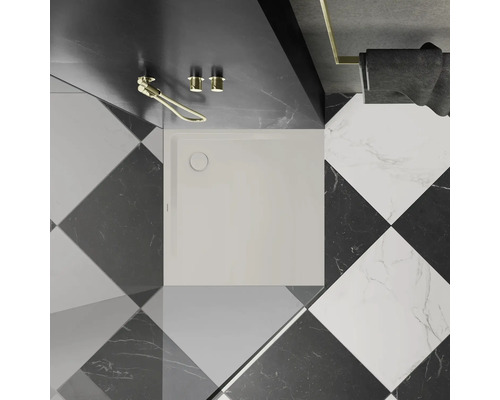 Salle de bain avec receveur de douche, robinetterie de douche et carrelage en damier