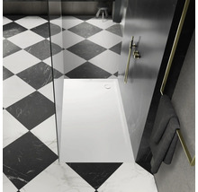 Salle de bain moderne avec receveur de douche, carrelage à motif en damier et accents dorés