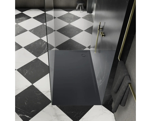 Douche à l'italienne avec receveur plat dans une salle de bains avec carrelage en damier